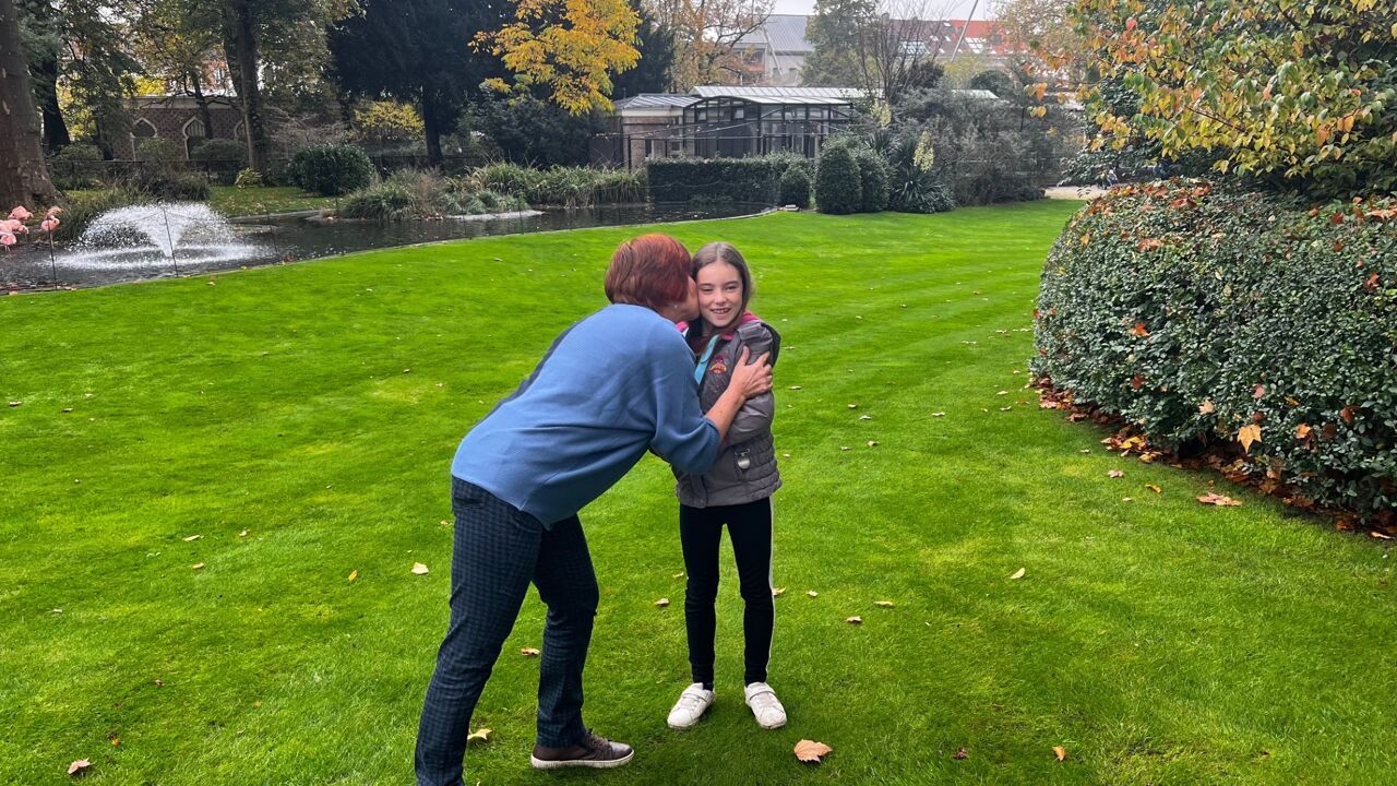 Lynn (10) wint prijs ‘Jongste Wetenschapper’ van ZOO Antwerpen — onderzoek in onze zwemvijver